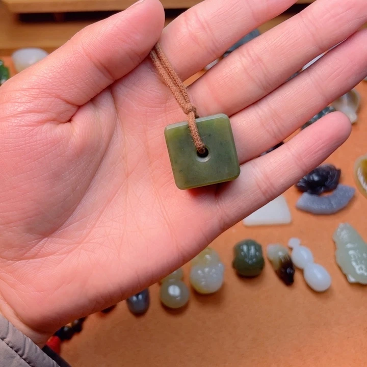 旺****和田玉未镶嵌颈饰