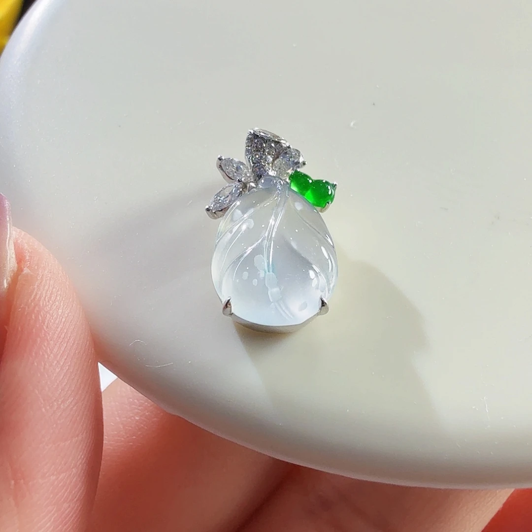 翡翠18K金镶嵌颈饰雪花棉