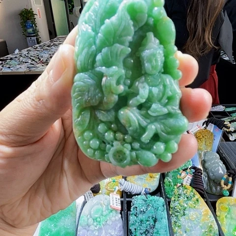 翡翠未镶嵌颈饰一个