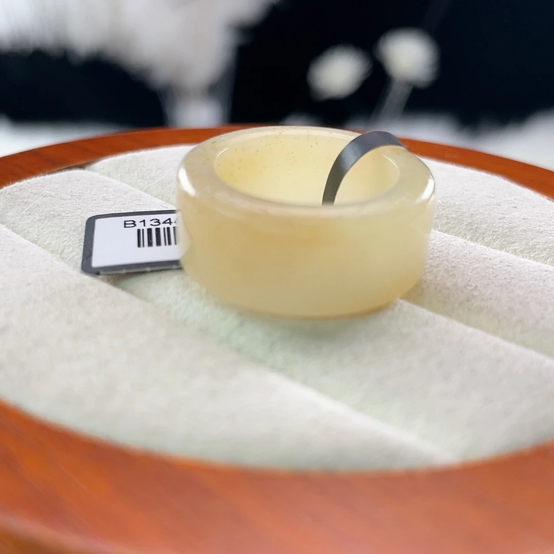 和田玉（糖玉）未镶嵌戒指l13。嫩黄桂花。17.4。不退换