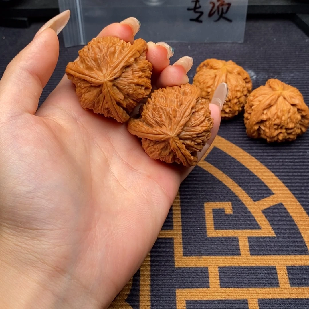 J***）吊坠文玩核桃白狮子