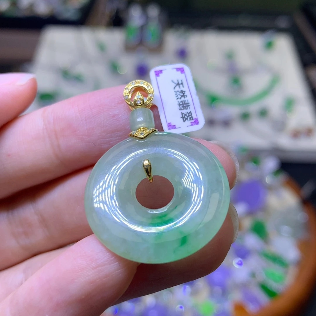 颈饰18K金镶嵌翡翠