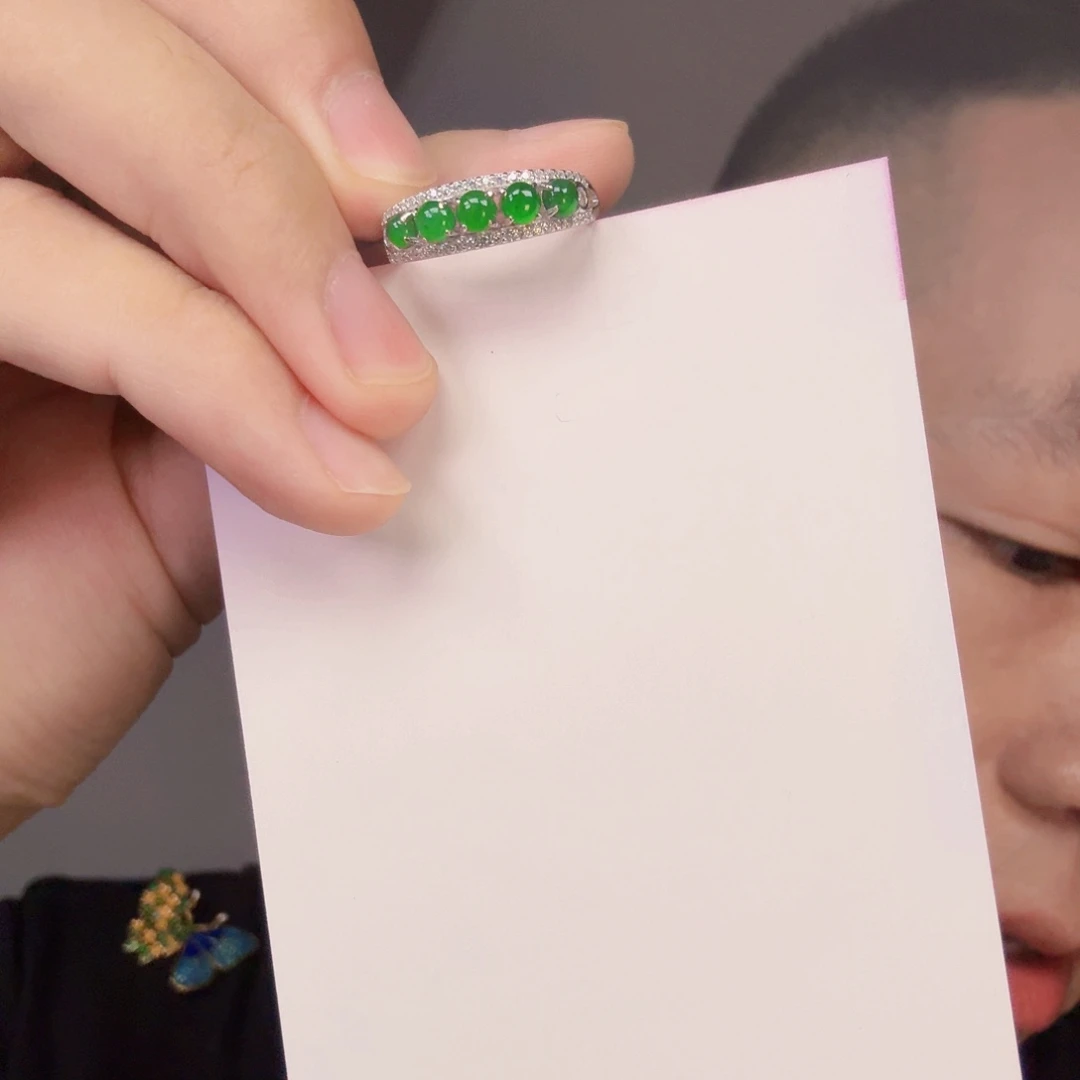 翡翠未镶嵌颈饰一件