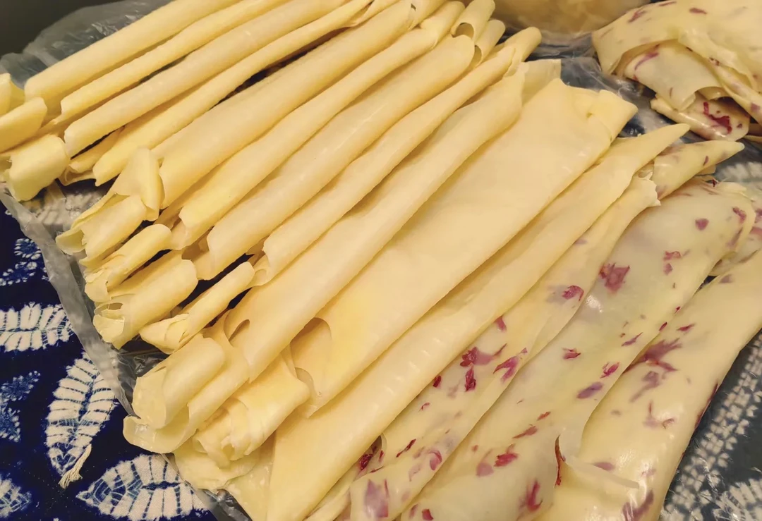 云南大理特产乳扇鲜牛奶制作营养奶香小吃