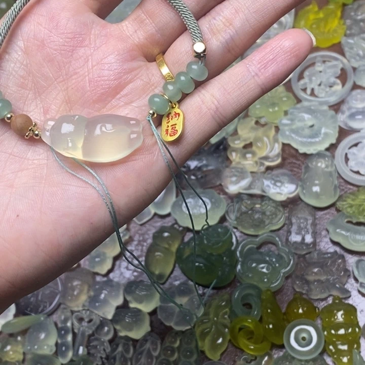 蛇纹石玉未镶嵌颈饰