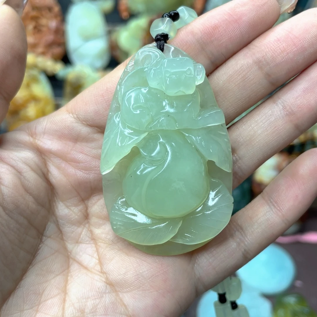 蛇纹石玉颈饰未镶嵌