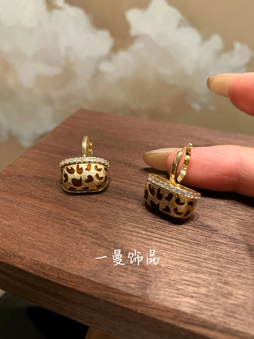 铜合金合成锆石耳饰 低饱和微镶豹纹包包耳圈MZ4139