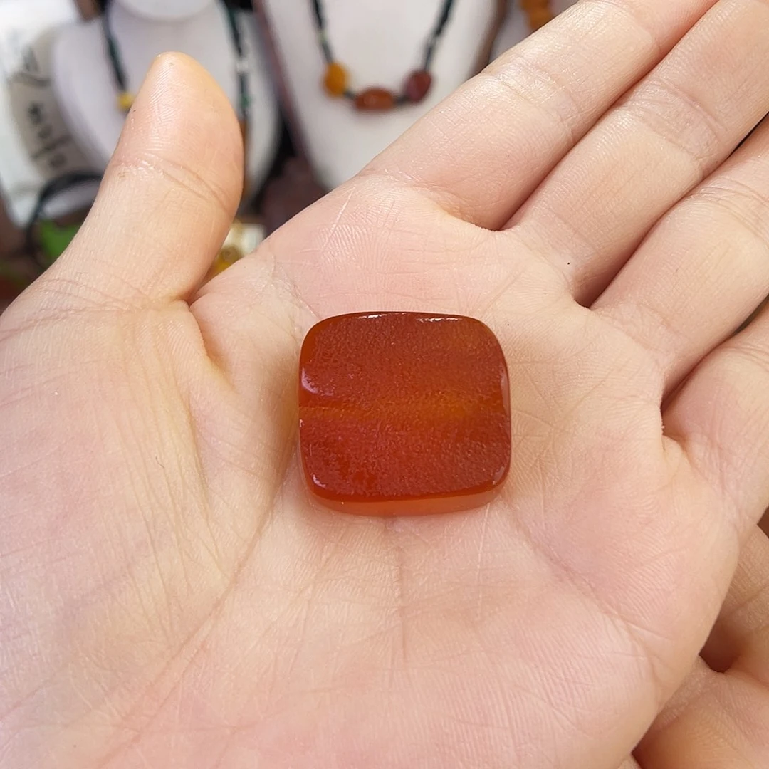 琥珀珠宝奇石未镶嵌。