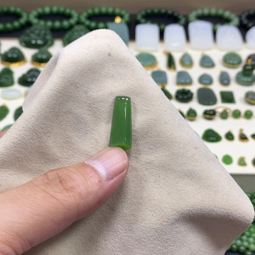 【闪购商品】颈饰未镶嵌和田玉（碧玉）