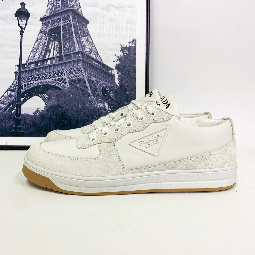 全新未使用 Prada/普拉达 普拉达白色皮面三角标板鞋胶/白/黑底