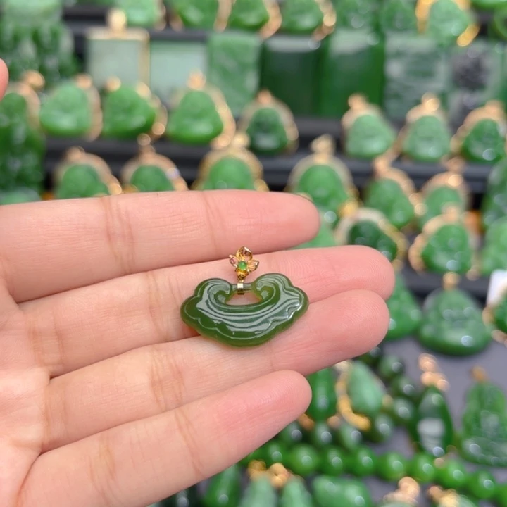颈饰18K金镶嵌和田玉（碧玉）