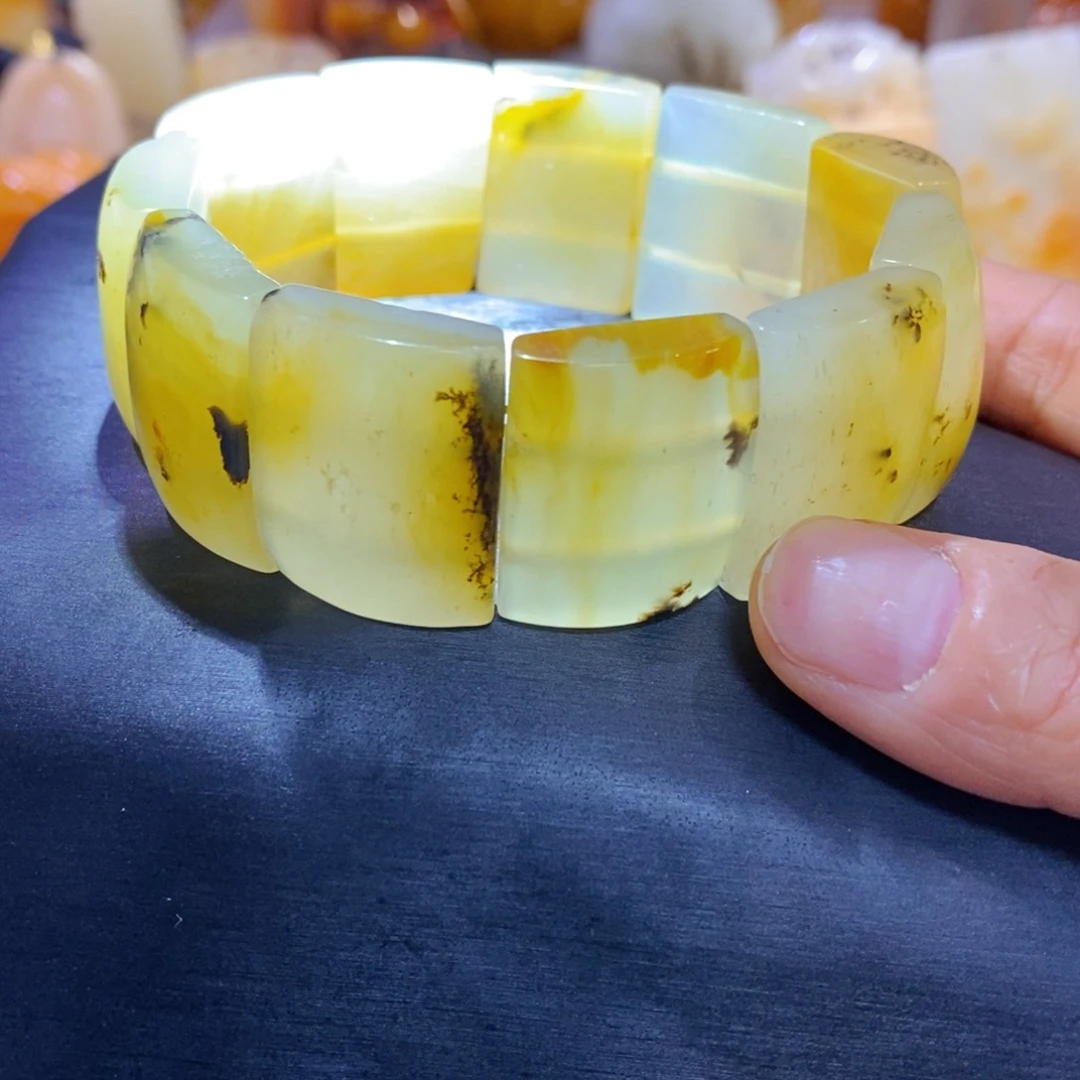 石英质玉（黄龙玉）颈饰未镶嵌