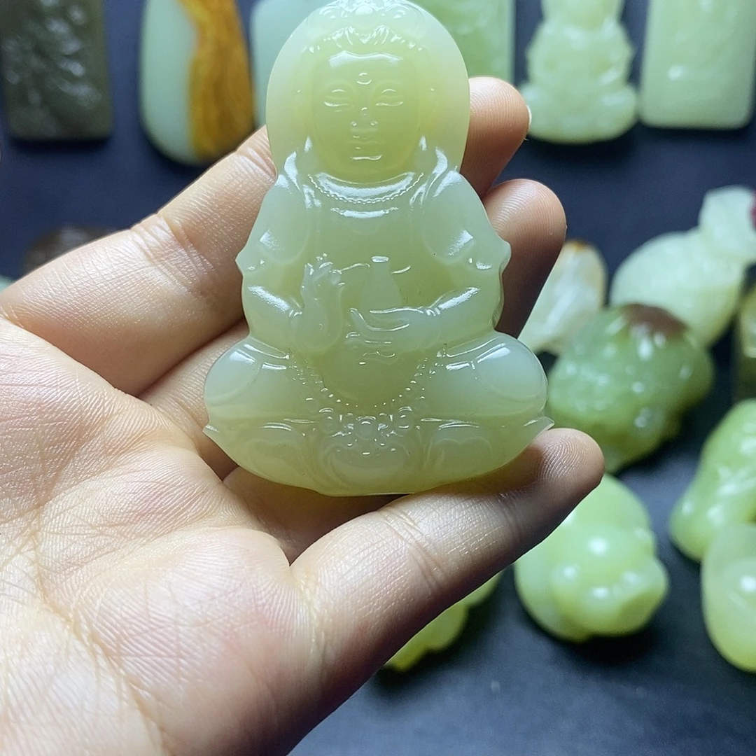 王***英查罗石未镶嵌颈饰
