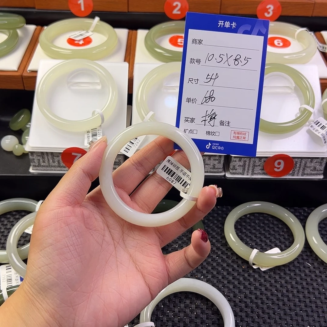 梅****未镶嵌手镯和田玉
