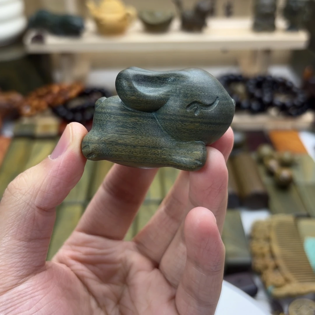 ****晓木绿檀木手把件兔子雕刻