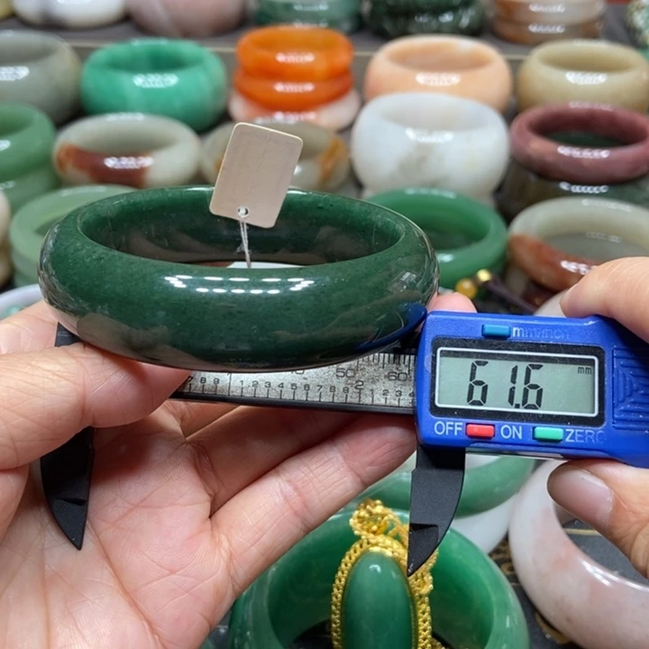 石英质玉未镶嵌颈饰