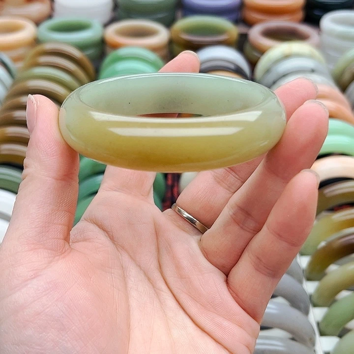 未镶嵌手镯（圆镯）石英质玉