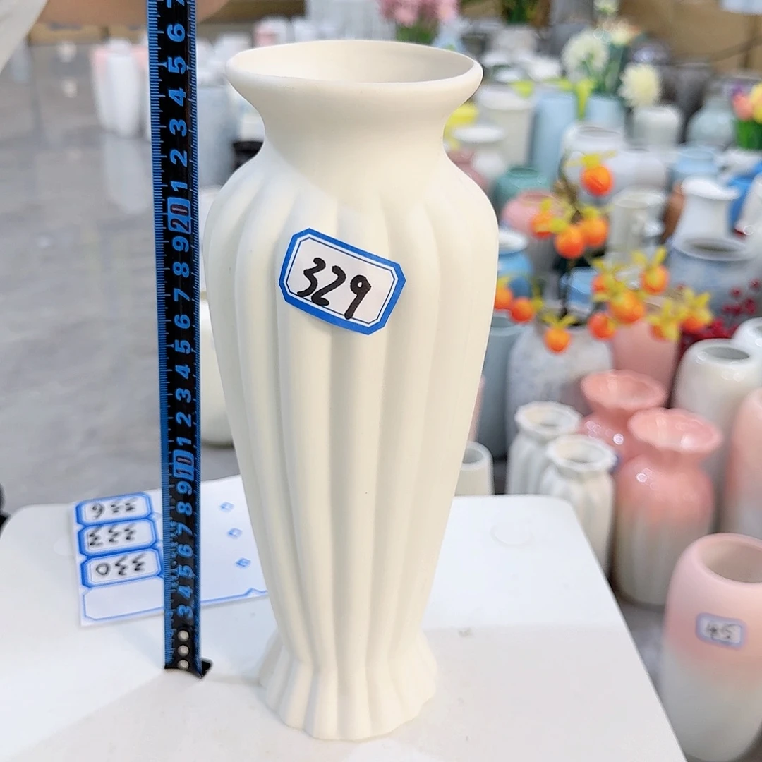 329号陶瓷高25厘米微瑕一个
