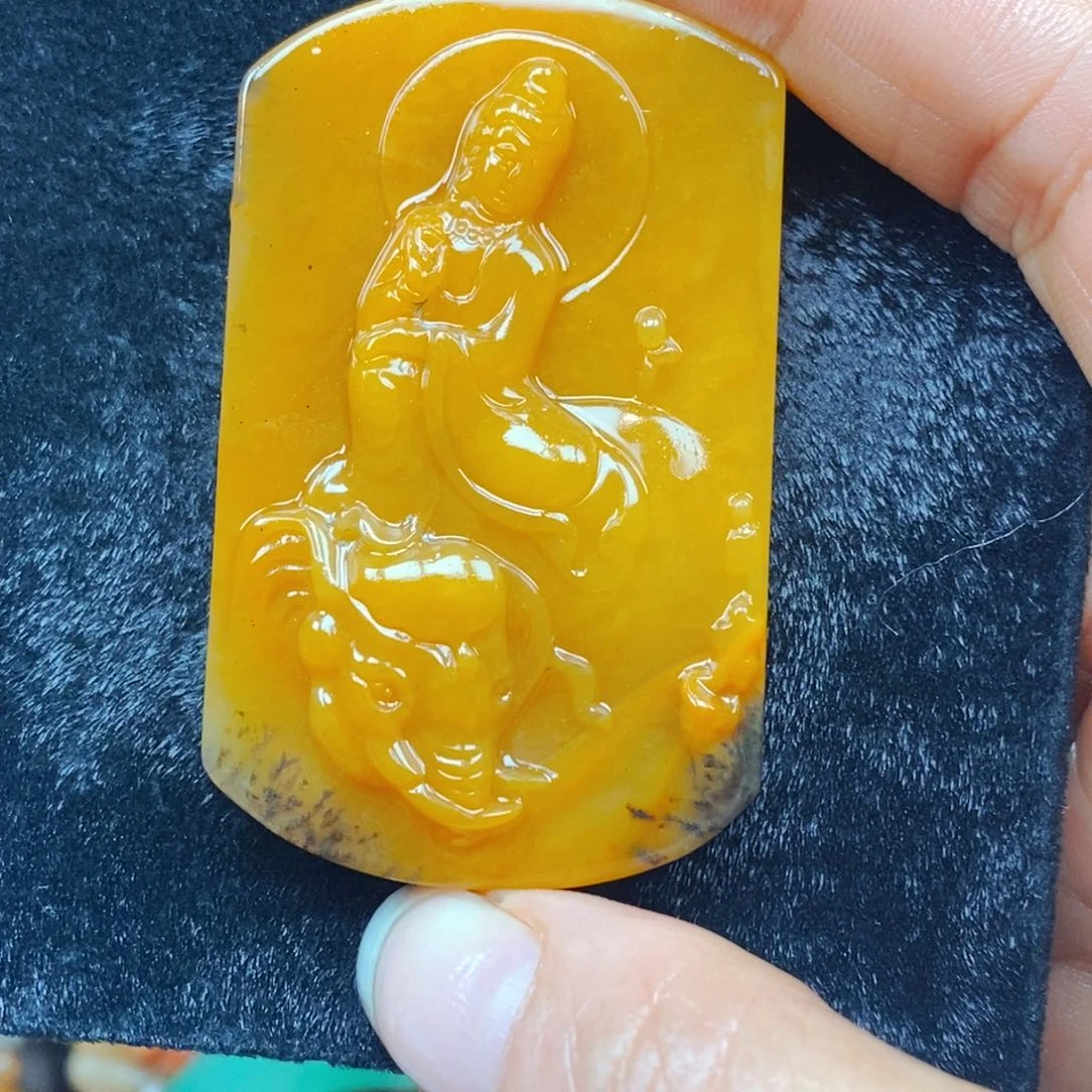 未镶嵌石英质玉（黄龙玉）颈饰