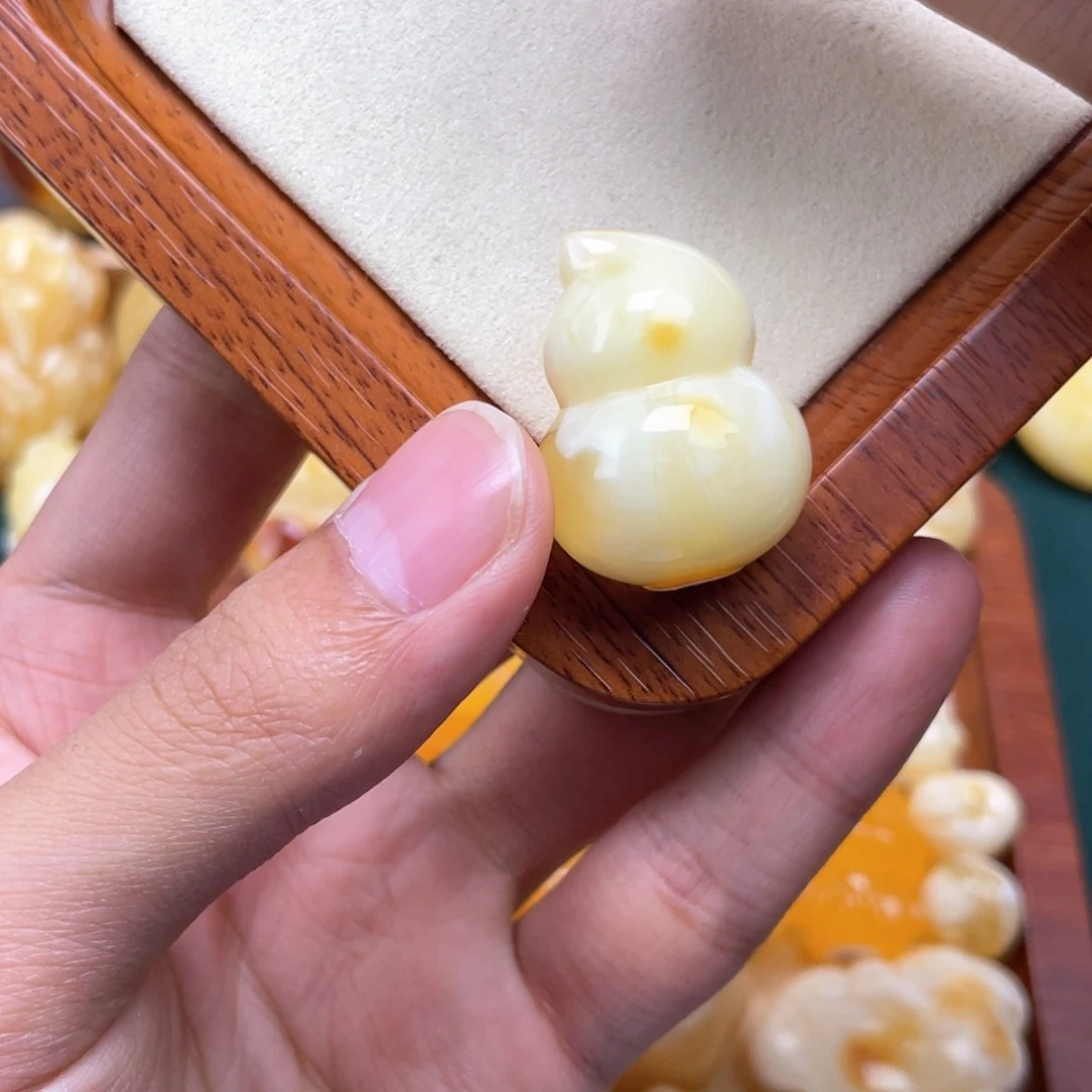 琥珀裸石未镶嵌小*菡蜜蜡