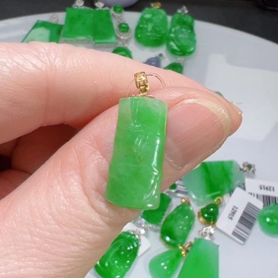 颈饰18K金镶嵌翡翠