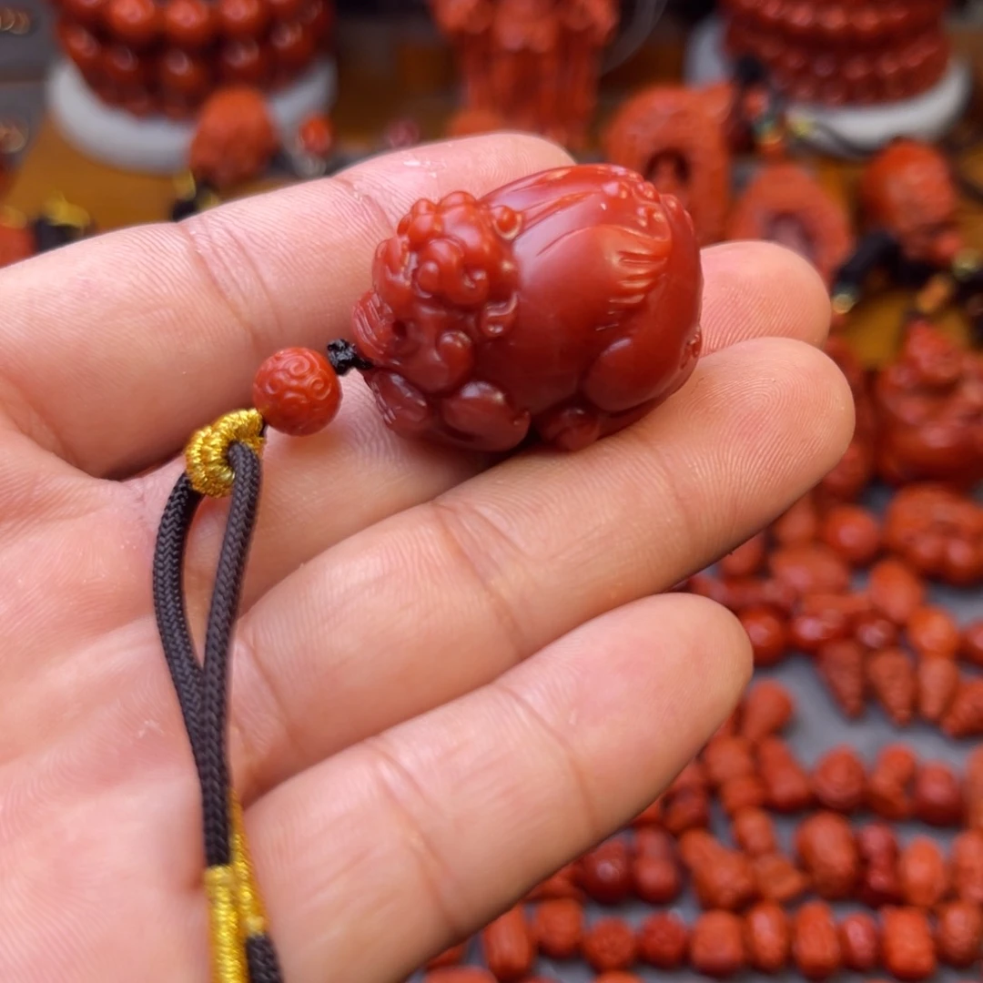 快***梅南红玛瑙未镶嵌川料精工貔貅吊坠