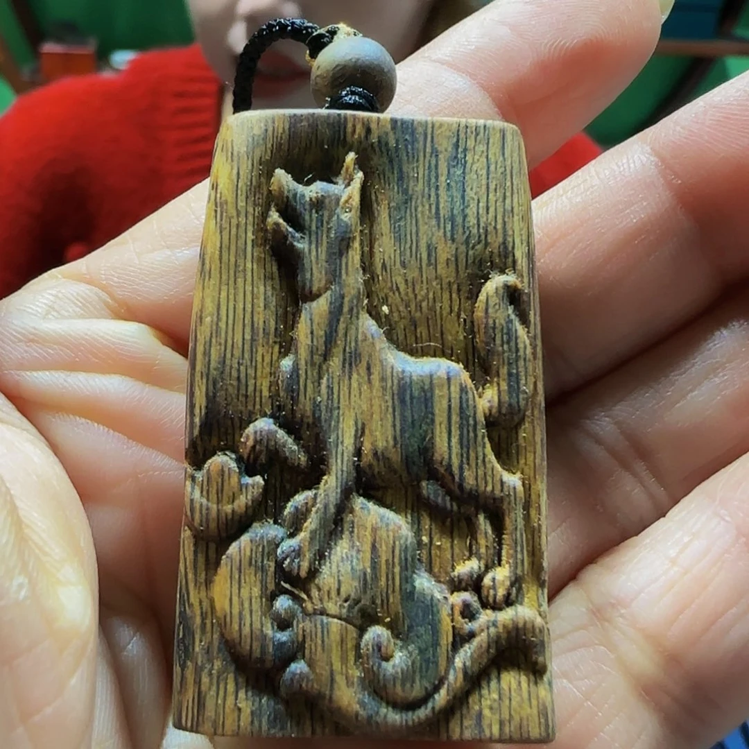 沉香碎屑沉香海南白奇乌身老料生肖狗带绳8克