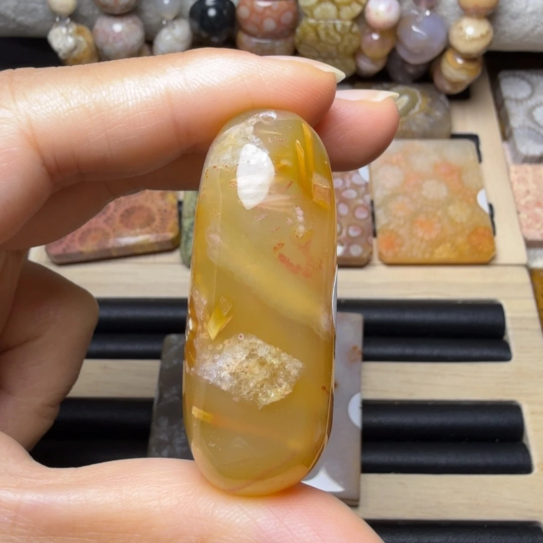 石英质玉未镶嵌发丝，背面大晶洞