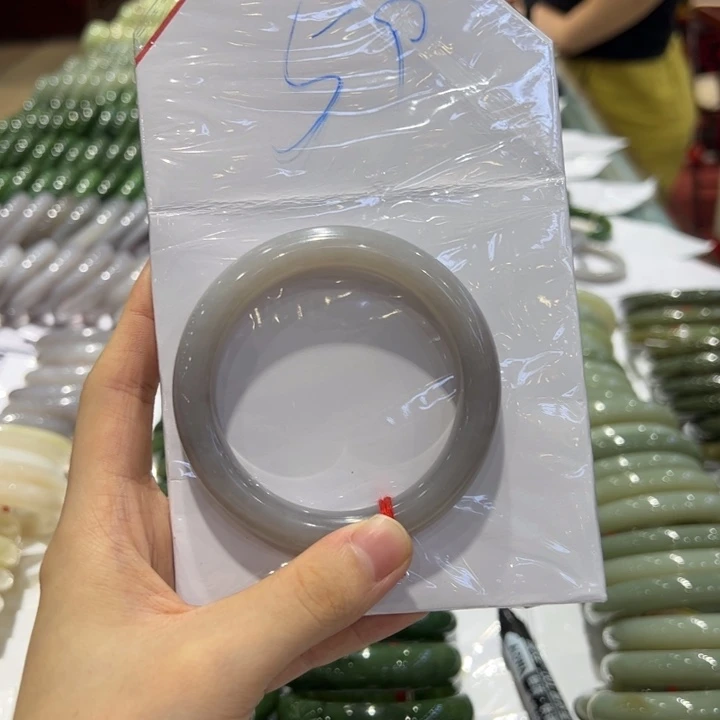 和田玉手镯未镶嵌贝****行