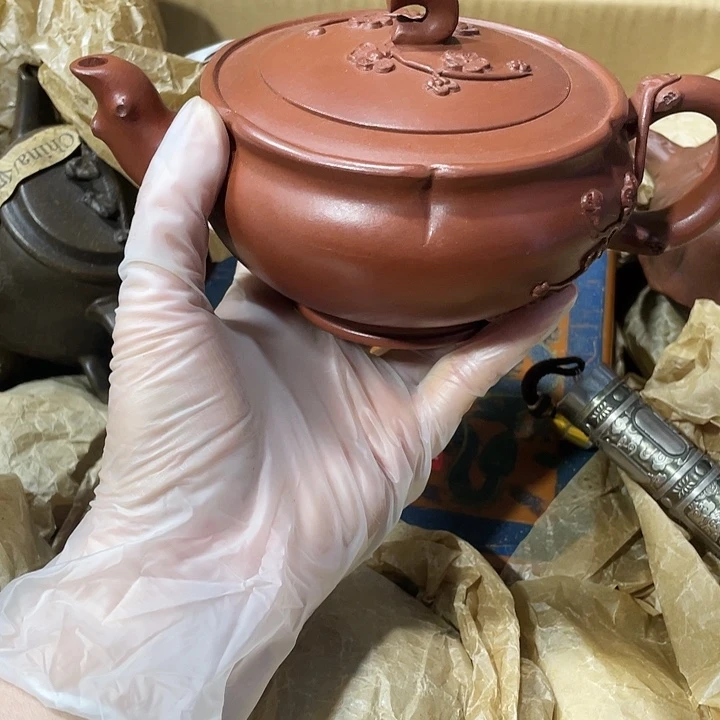 茶壶紫砂原矿泥料手工制作的一把紫砂壶。