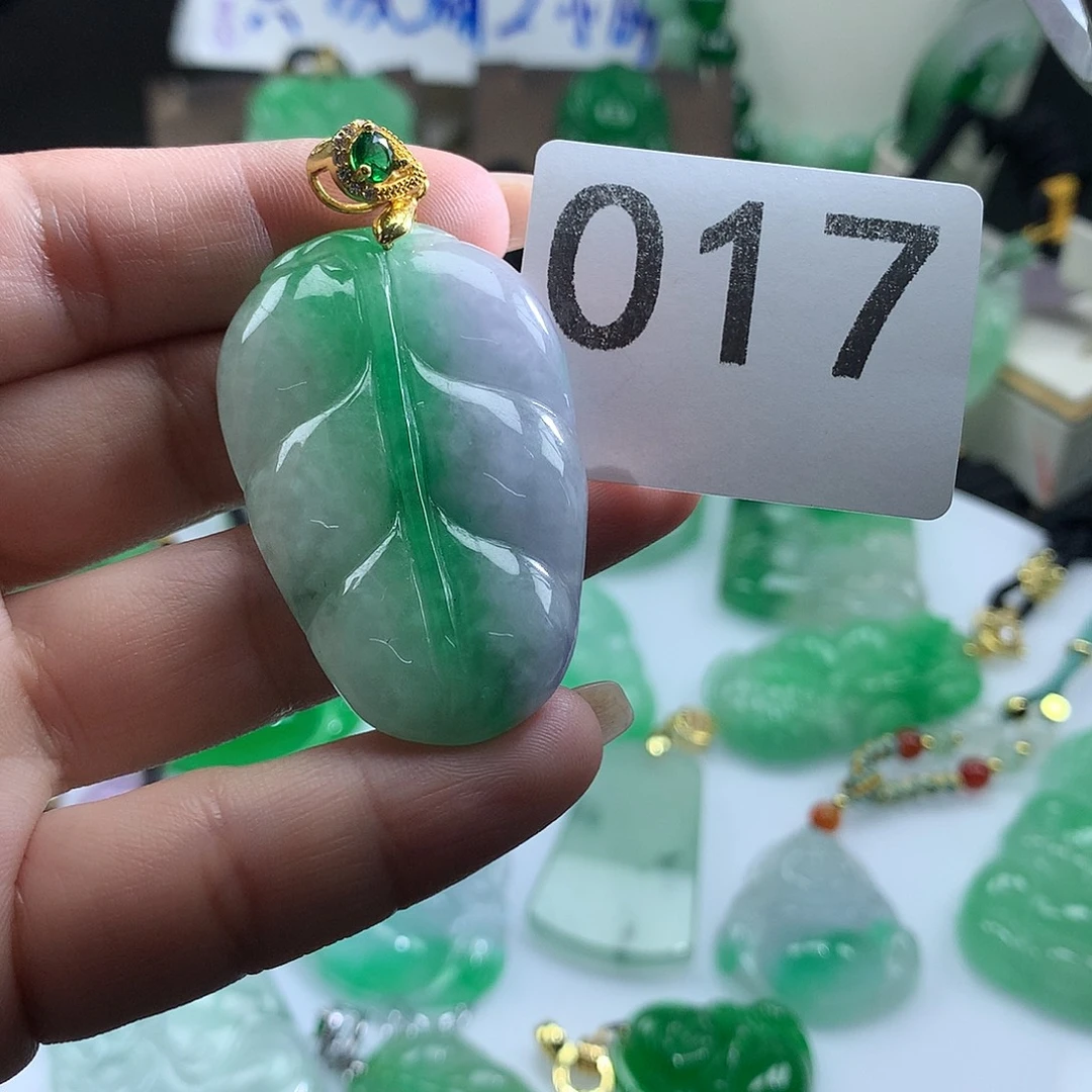 翡翠未镶嵌吊坠(赠链)