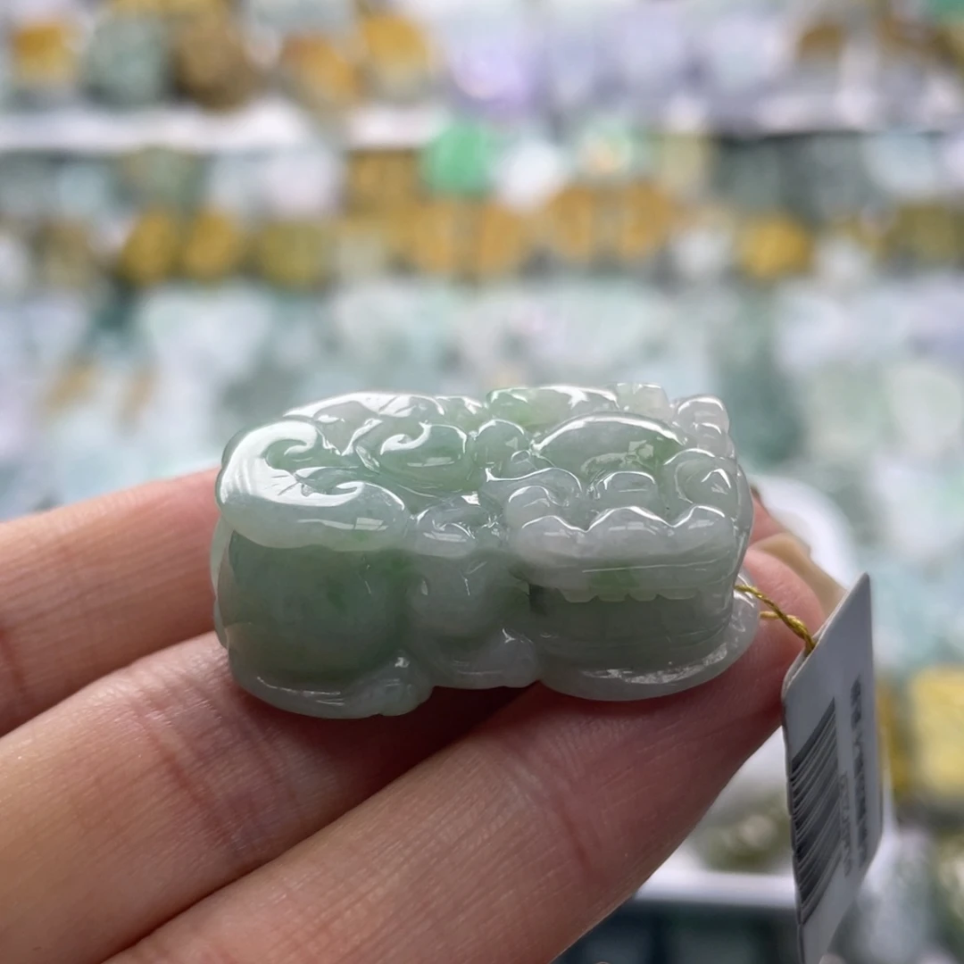 翡翠未镶嵌颈饰貔貅