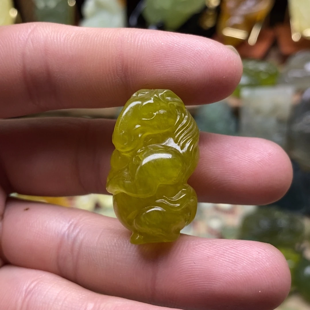 未镶嵌岫玉马吊坠