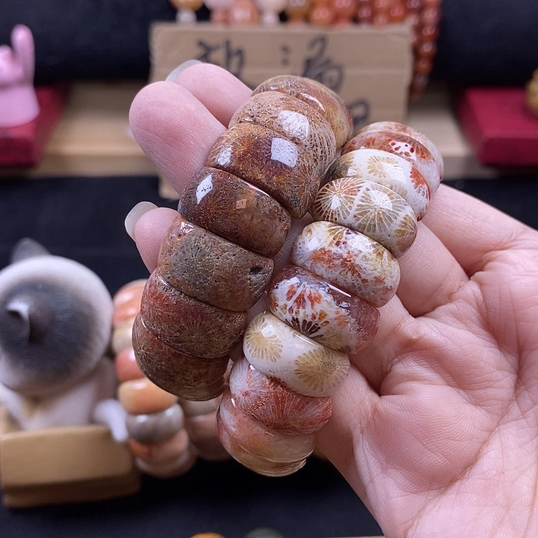 夏***鸢硅化珊瑚（珊瑚玉）手牌未镶嵌