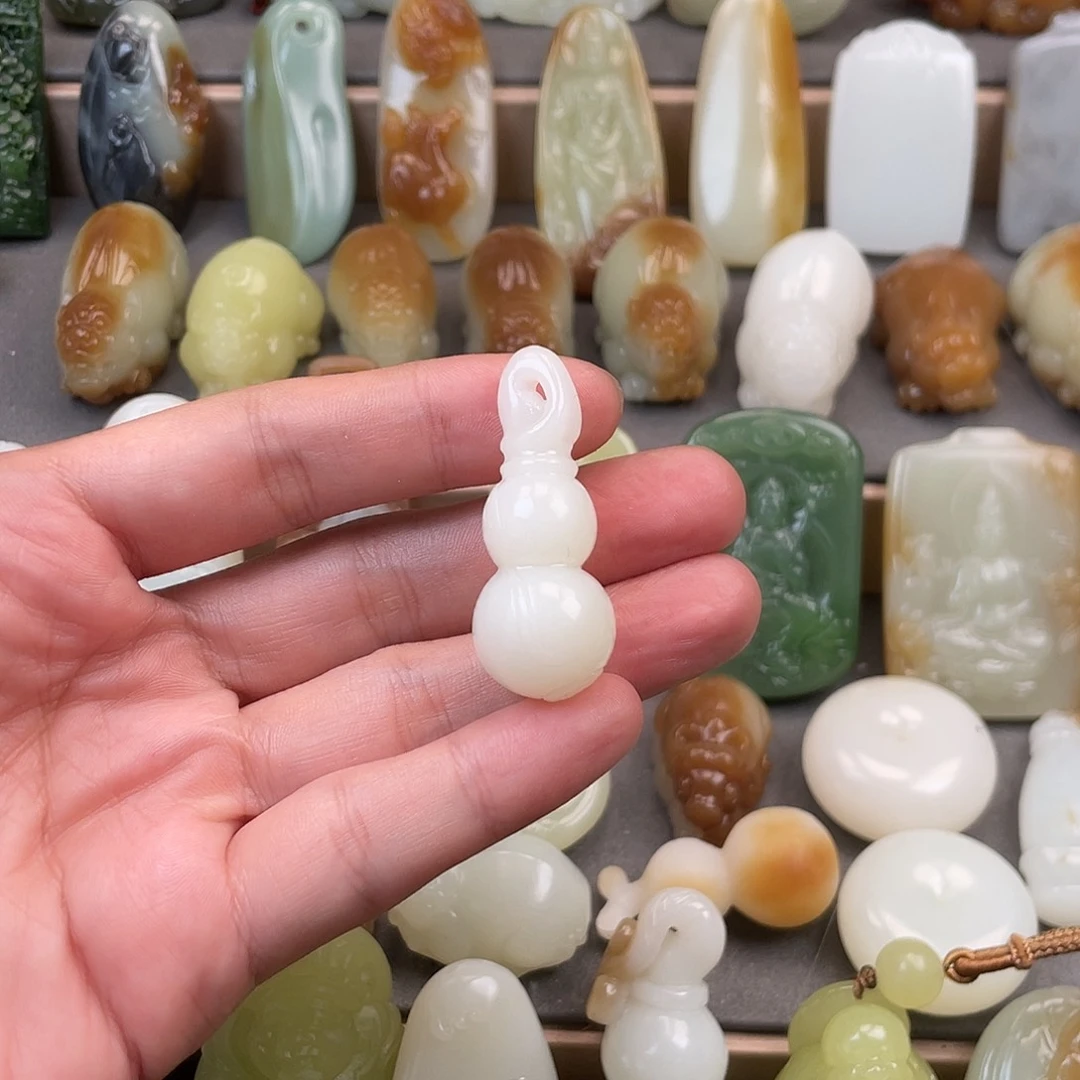 屎***便颈饰未镶嵌和田玉