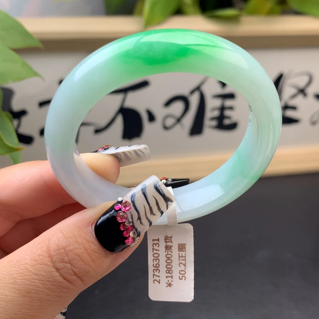 翡翠手镯未镶嵌回流）白底青正圈手镯，有纹