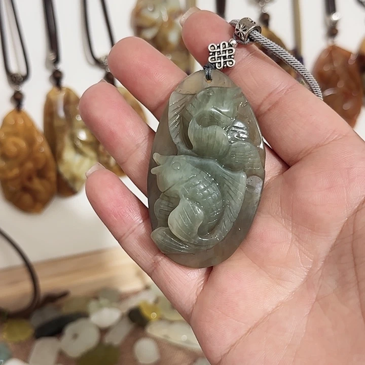 岫玉合金颈饰连年有余