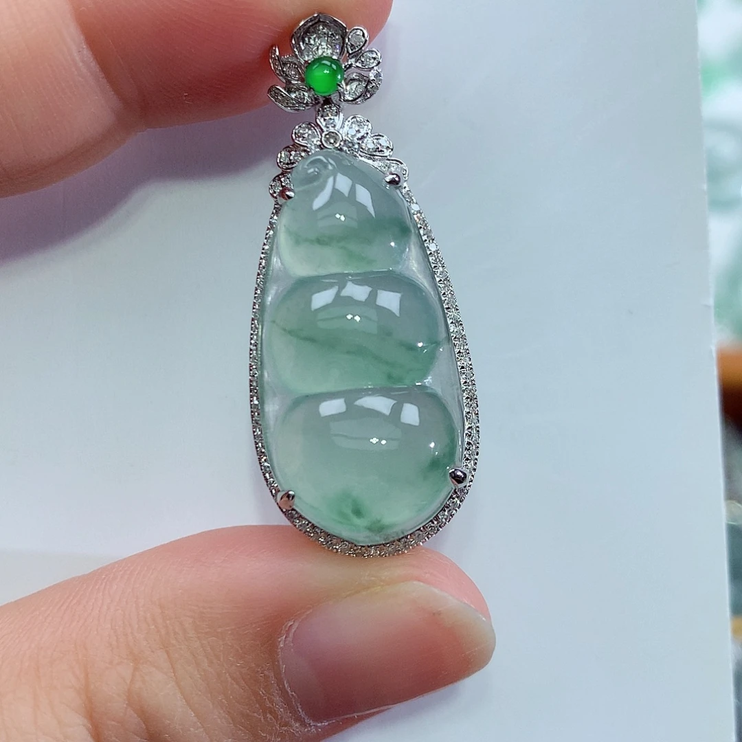 翡翠18K金镶嵌颈饰福豆