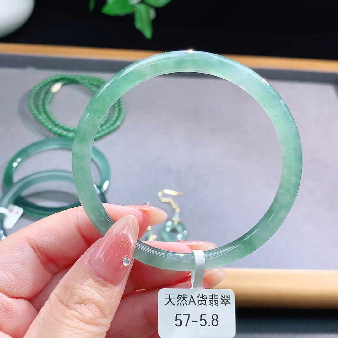 未镶嵌手镯（圆镯）翡翠