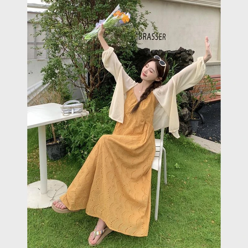 法式小众刺绣镂空黄色吊带连衣裙女夏海秋款赫宅纯欲短款