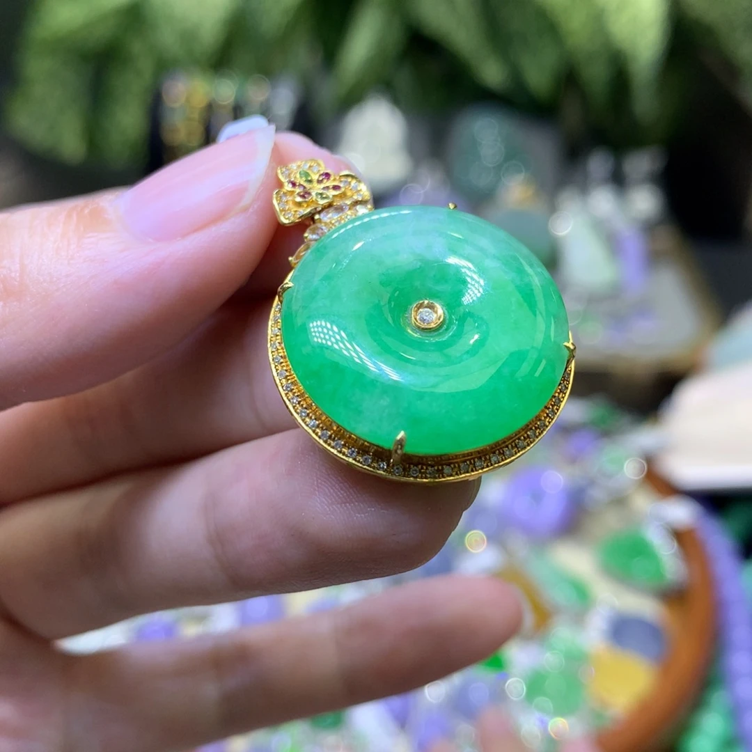 颈饰18K金镶嵌翡翠