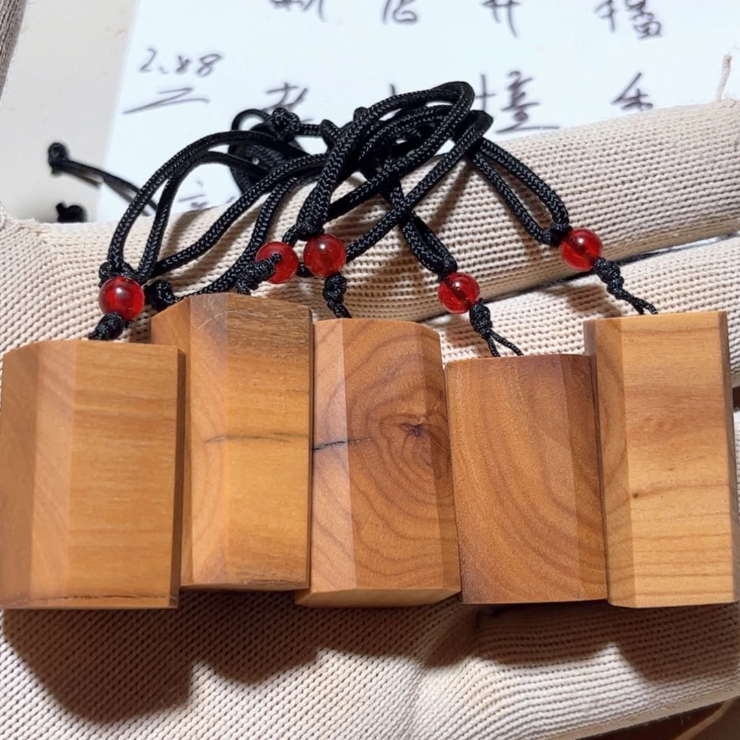 老山檀香横纹四方吊坠