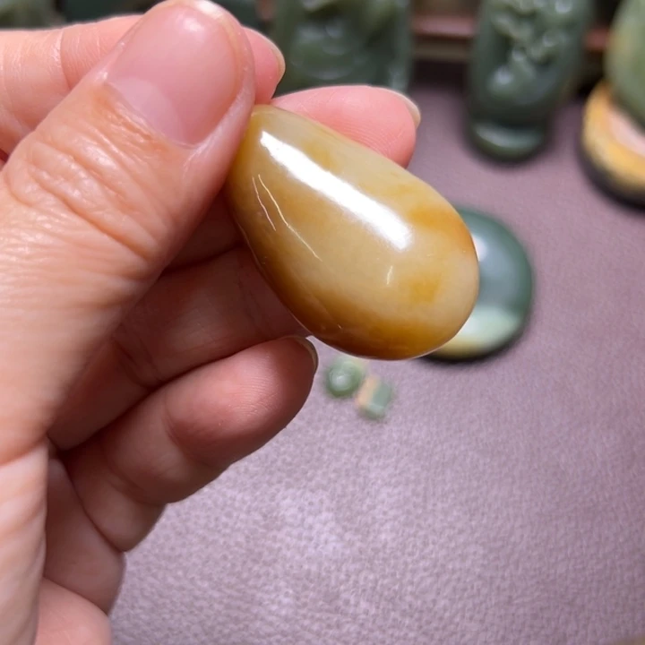吉***柳颈饰未镶嵌岫岩河磨玉（透闪石质玉）