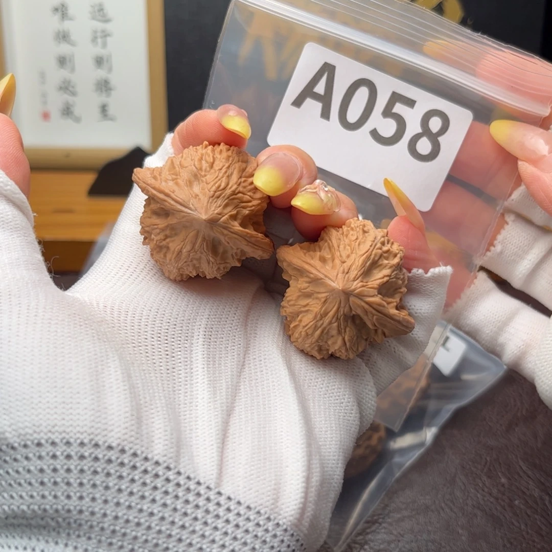 文玩核桃把件39金鱼肚a058