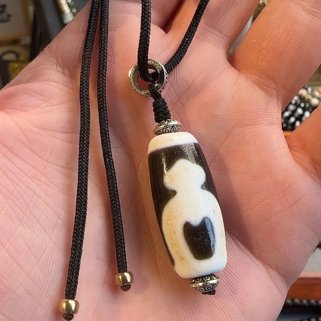 玛瑙/玉髓合金颈饰满钙化宝瓶天珠