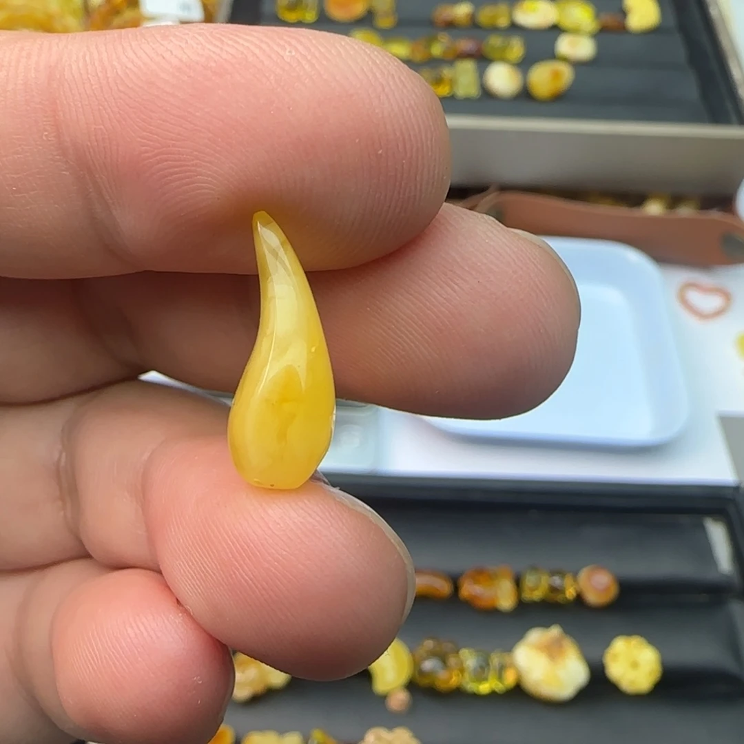 -***想琥珀未镶嵌裸石0.58克微瑕