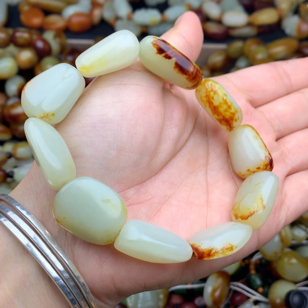 小****和田玉未镶嵌颈饰