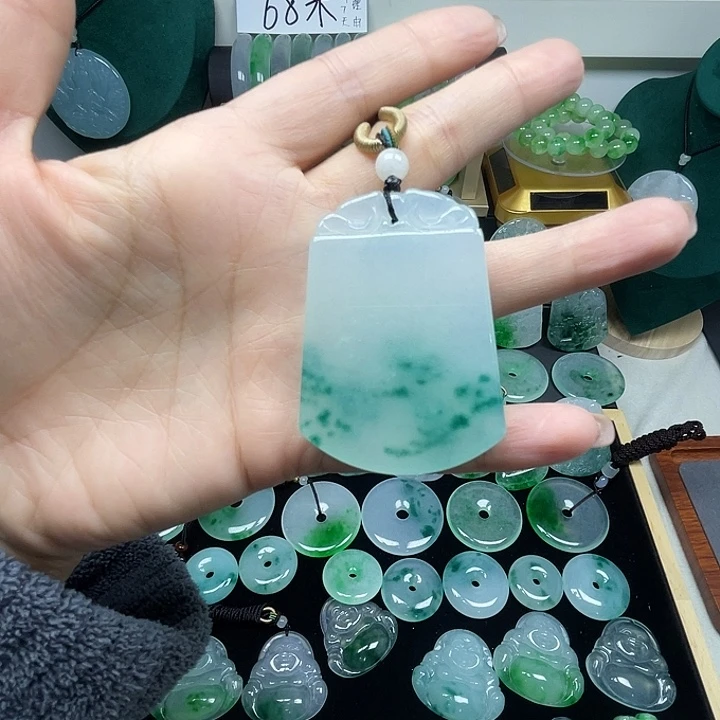 翡翠未镶嵌颈饰无事