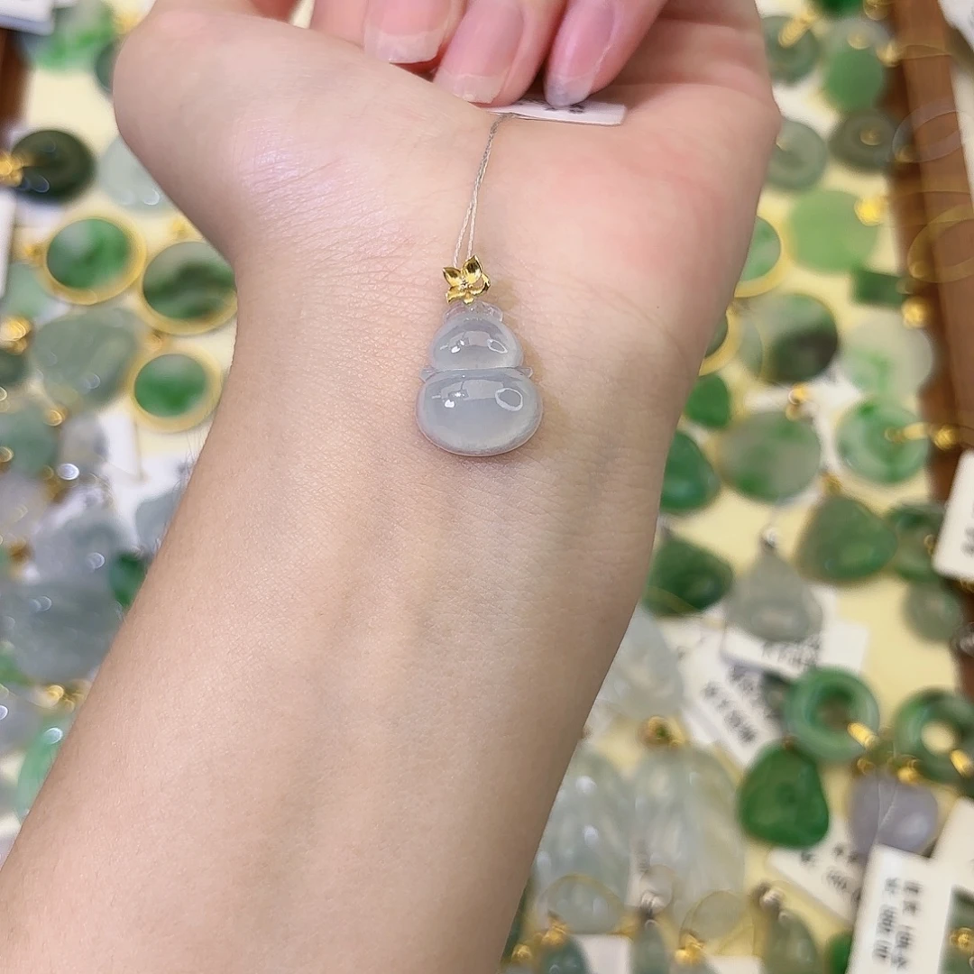 翡翠18K金镶嵌颈饰葫芦