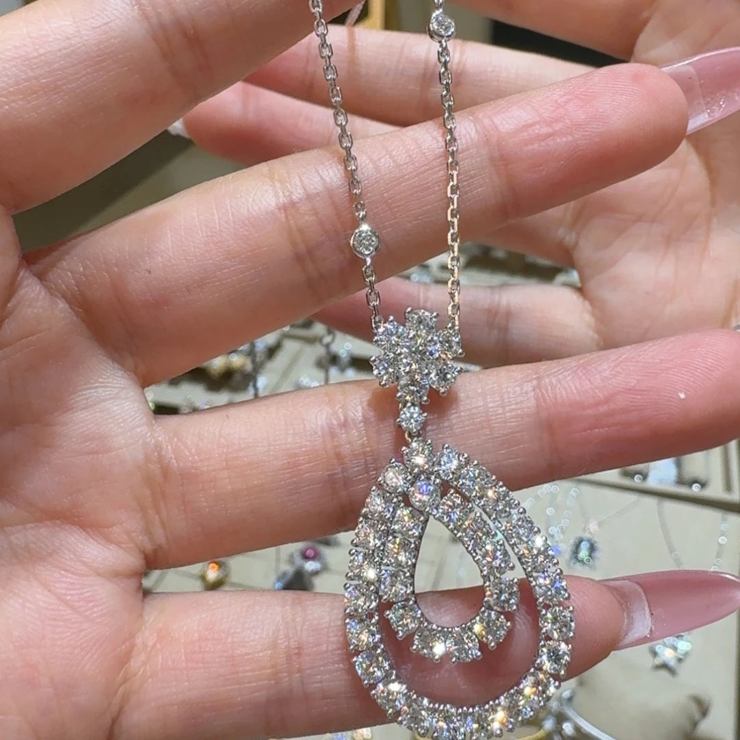 18K金镶嵌钻石颈饰